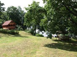 Drewniany domek nad samym jeziorem