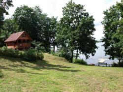 Drewniany domek nad samym jeziorem
