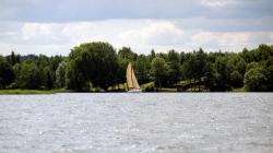 Mazury, Kretowiny domek  z pla i przystani nad jeziorem Narie