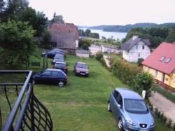 Domek caoroczny nad jeziorem