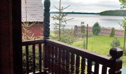 Drewniany domek letniskowy nad jeziorem