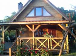 Drewniany domek nad jeziorem Ow