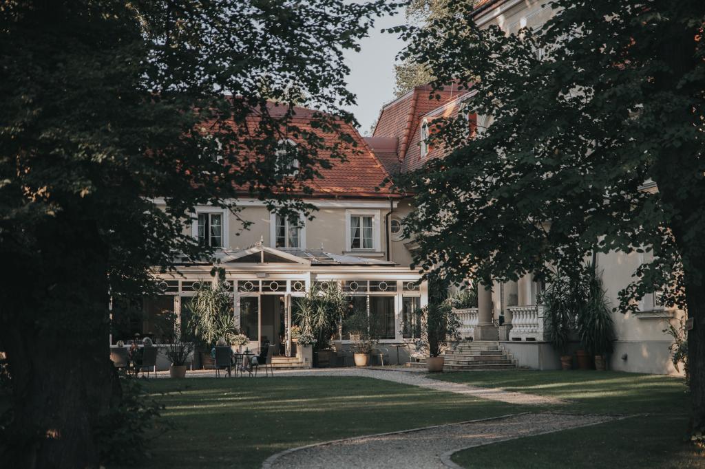 Dw�r Sierak�w k. Krakowa