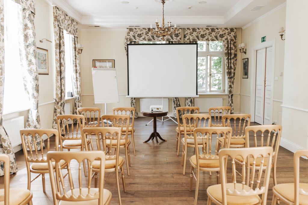 Dw�r Sierak�w k. Krakowa