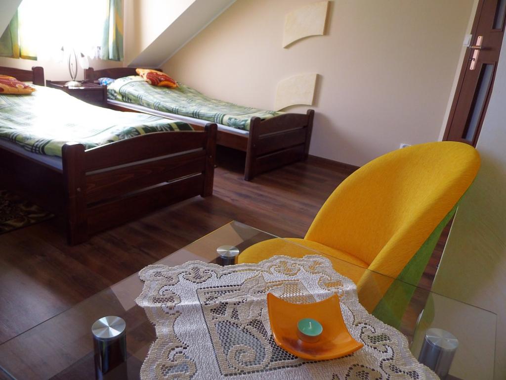 Mazurski Raj - Komfortowa Turystyka; dom i apartamenty 110m2 na 12-24 osb bezp nad jeziorem, Mazury