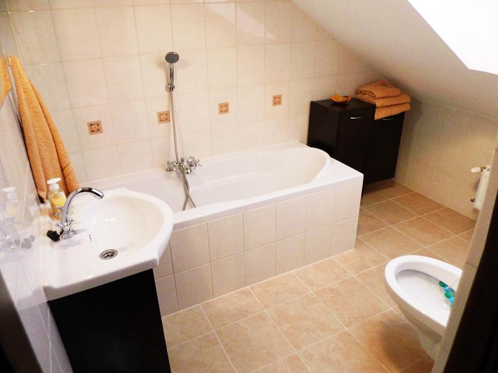 Mazurski Raj - Komfortowa Turystyka; dom i apartamenty 110m2 na 12-24 osb bezp nad jeziorem, Mazury