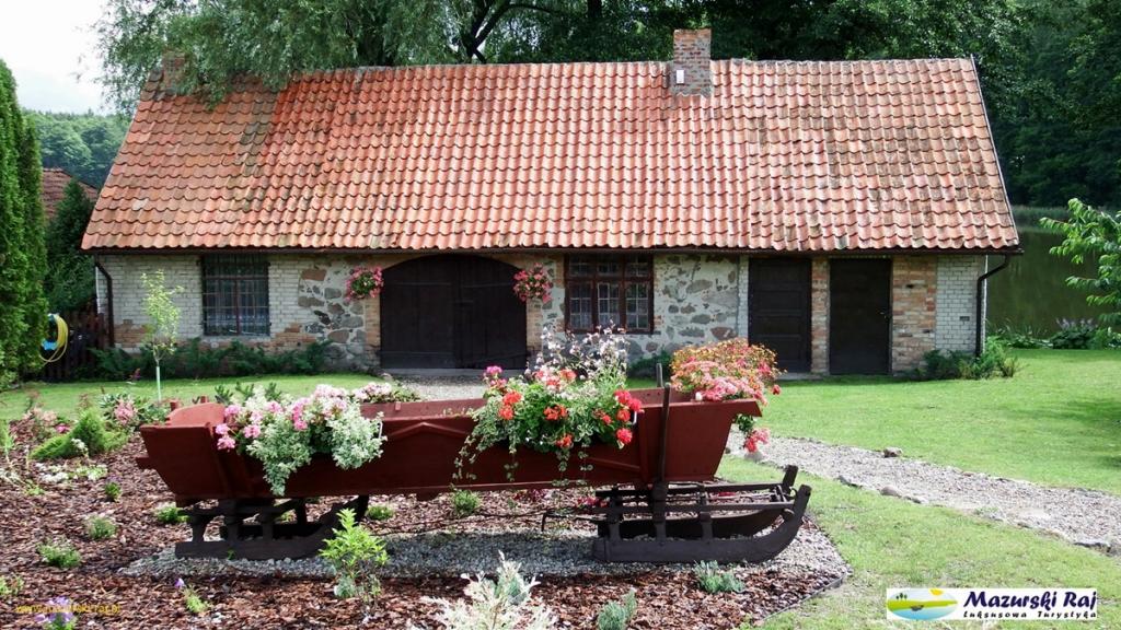 Mazurski Raj - Komfortowa Turystyka; dom i apartamenty 110m2 na 12-24 osb bezp nad jeziorem, Mazury