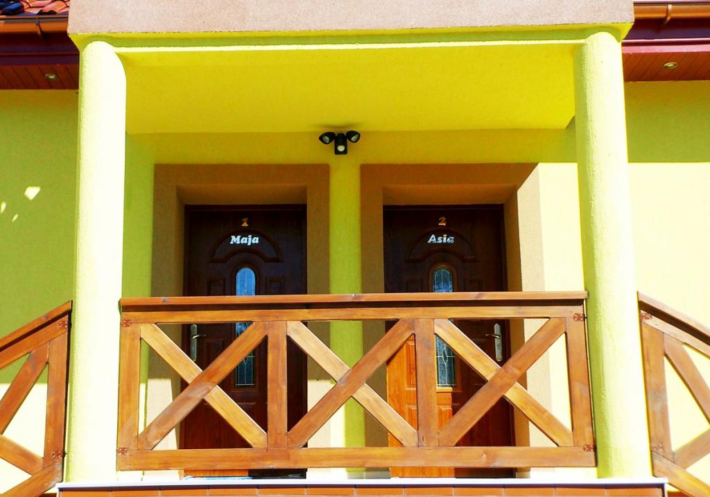 Mazurski Raj - Komfortowa Turystyka; dom i apartamenty 110m2 na 12-24 osb bezp nad jeziorem, Mazury