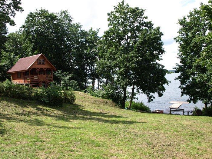 Drewniany domek nad samym jeziorem