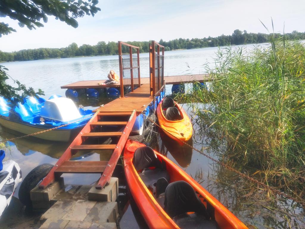 Domek nad jeziorem Guszyskim maym placem zabaw, prywatnym pomostem, kajakami i rodzinnym 5-6 osob