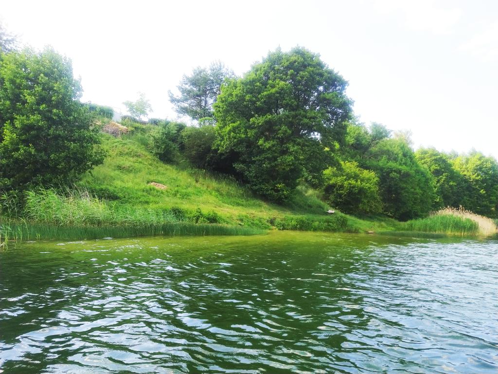 Domek nad jeziorem Guszyskim maym placem zabaw, prywatnym pomostem, kajakami i rodzinnym 5-6 osob