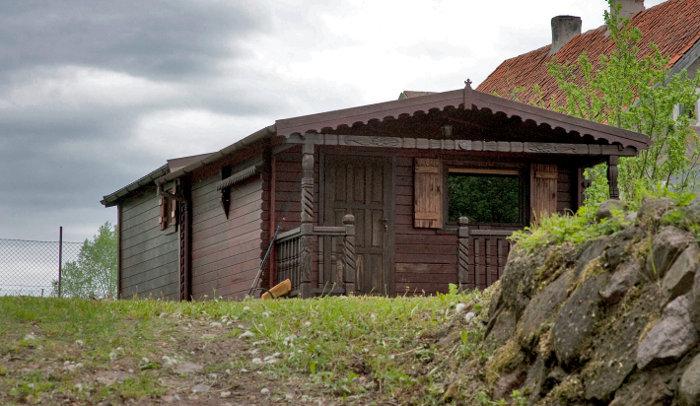 Drewniany domek letniskowy nad jeziorem