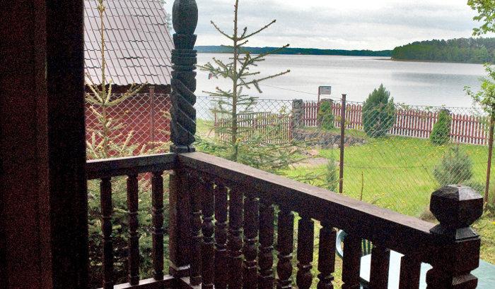 Drewniany domek letniskowy nad jeziorem