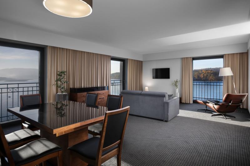Hotel Heron Live