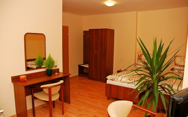 Hotel 105